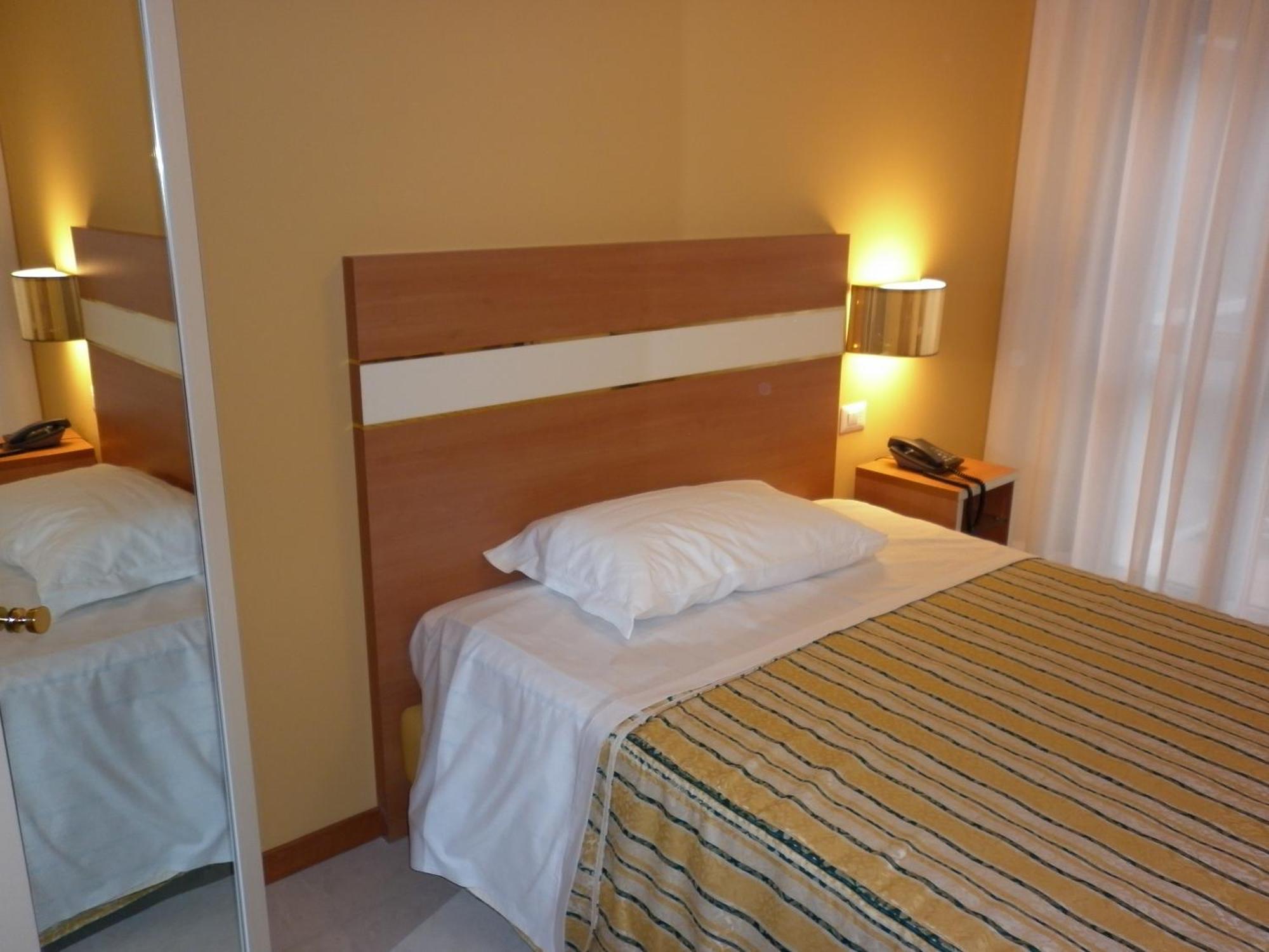 Hotel Gf Cesano Boscone Bagian luar foto