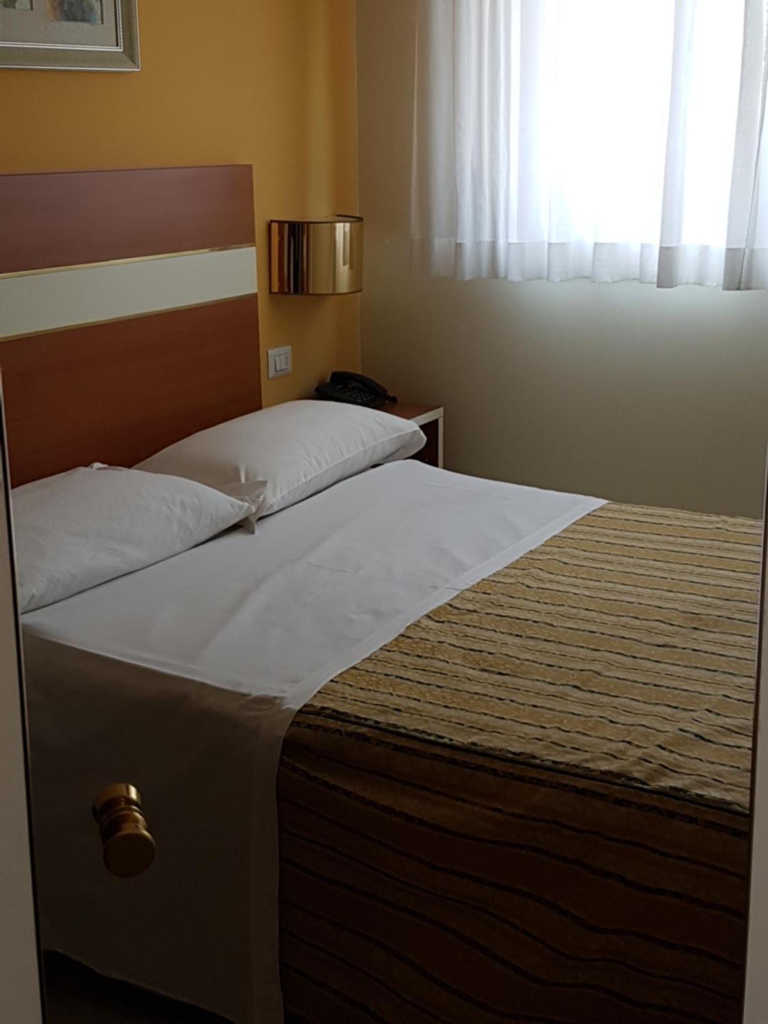Hotel Gf Cesano Boscone Bagian luar foto
