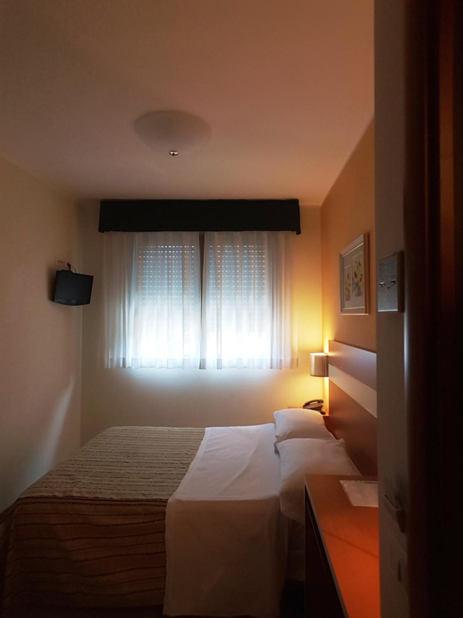 Hotel Gf Cesano Boscone Bagian luar foto