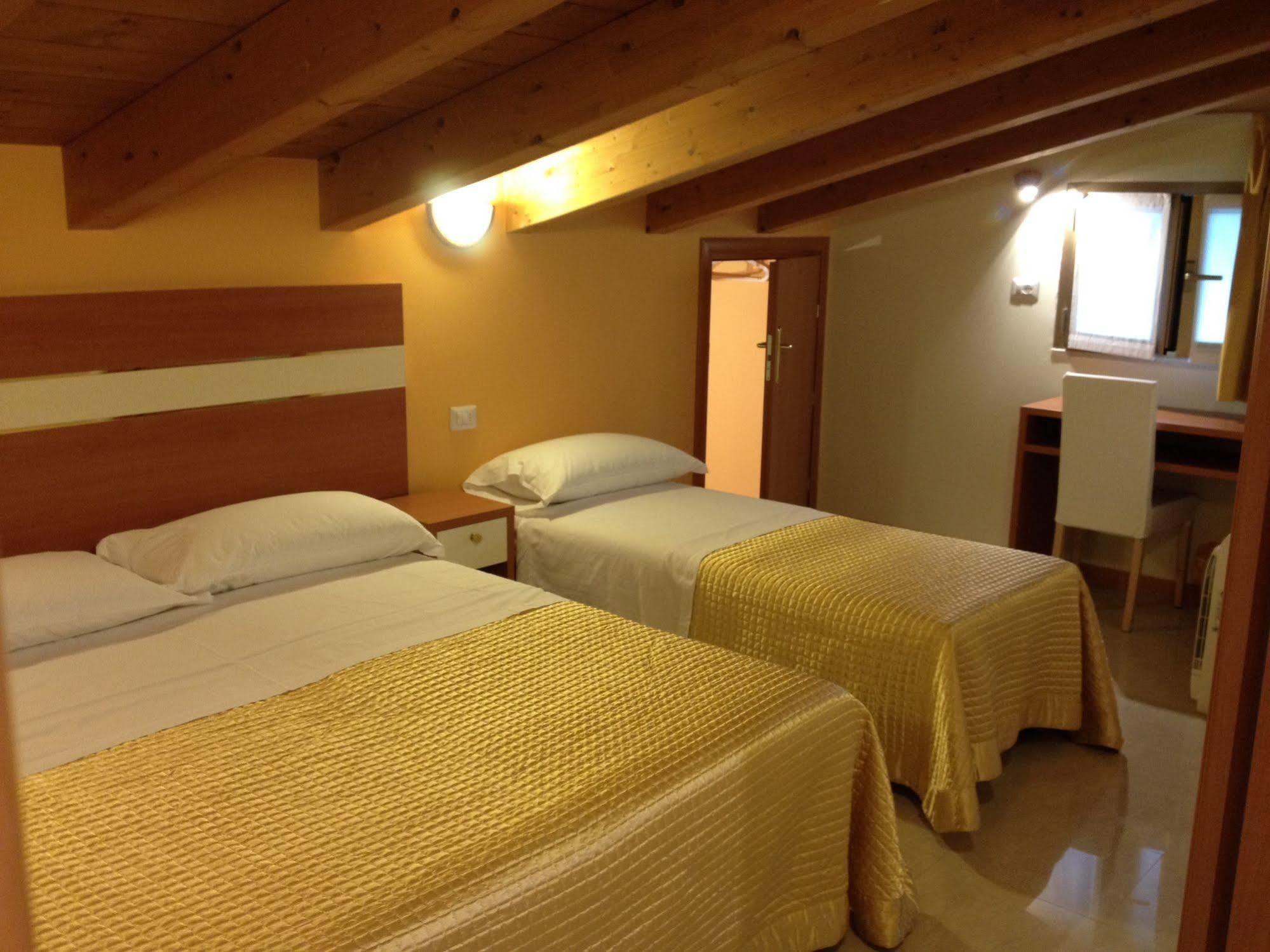 Hotel Gf Cesano Boscone Bagian luar foto
